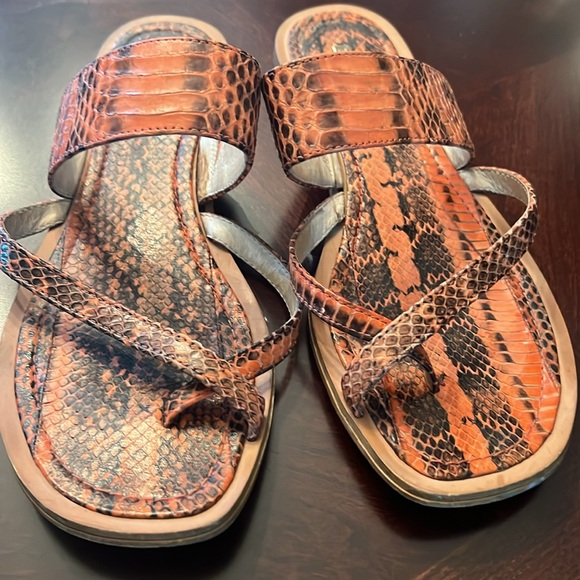 Louise et Cie Women’s slip on sandal animal print  leather size 8.5 - Picture 6 of 17